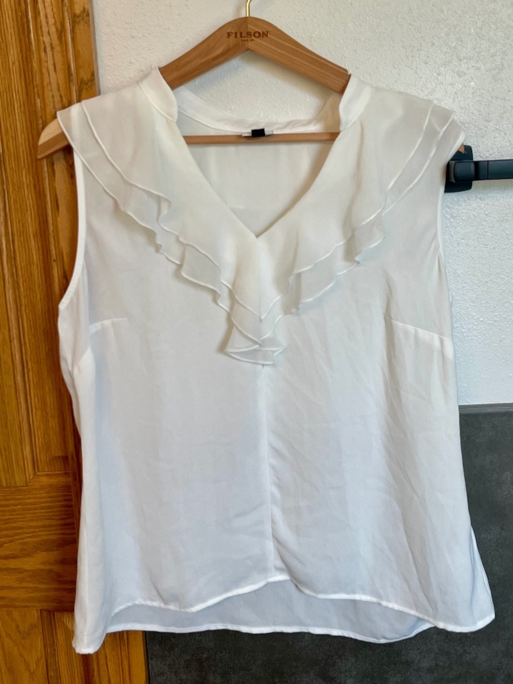 CAbi #3979 White Portrait Blouse Ruffle V Neck Sleeveless Top Size Medium